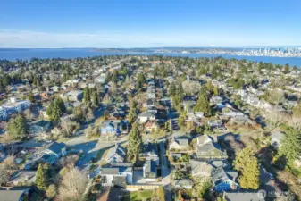 Well-located, just steps to California Ave with shops, restaurants, and more at your disposal!