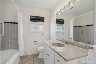 Main floor full bath with tiled surround.