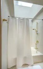 Another skylight above the tub!