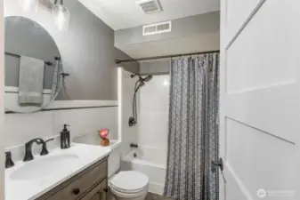 Attached bathroom to rpimary bedroom