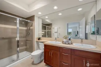 En-suite primary bathroom.