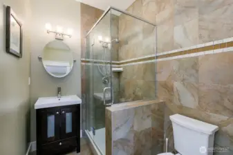 Suite bathroom
