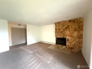 spacous living romm with fireplace