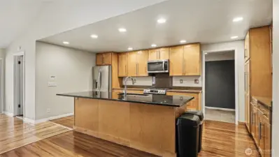 Island also offers convenient seating—ideal for quick meals, morning coffee, or socializing while cooking.