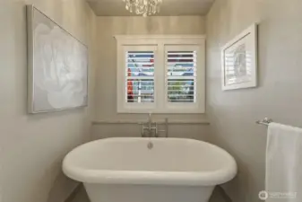 Luxurious soaking tub