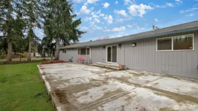 Entertainment sized patio looking out to the large backyard and Jenkins Creek.