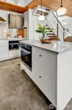 There are 2 ovens, a convection/microwave combo and regular oven. Large dinner parties are no problem here!