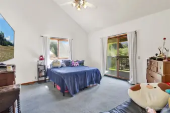 Upper Floor Bedroom with full Ensuite bathroom.