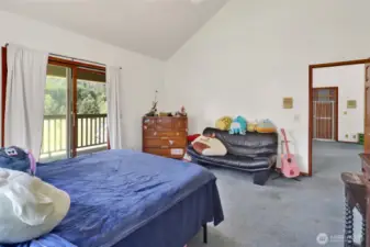 Upper Floor Bedroom with full Ensuite bathroom.