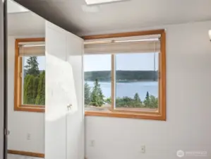 This is the closet/dressing area of the primary bd.