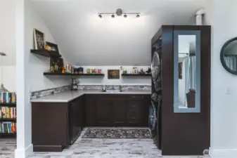 Kitchenette with washer/dryer