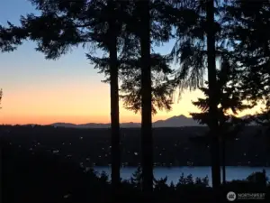 Gorgeous views of Lake Washington & the Olympic Mountains