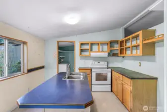 Conveniently kitchen island for preparing food
