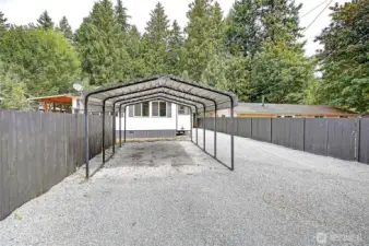 Spacious carport on new gravel driveway!