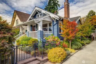 Quintessential 1916 Craftsman bungalow tastefully updated for modern living. Urban walkability abounds with Tangletown, Green Lake, and Wallingford businesses all close by.  Easy commute to the University of Washington,  and downtown with I-5 & 520 access nearby.