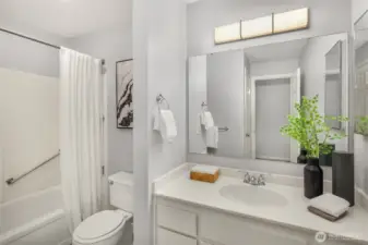 2nd bathroom with bathtub.