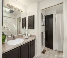 Full primary bath.