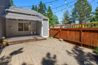This move-in ready townhouse offer the best of both worlds with a private and peaceful living with the Kirkland lifestyle just at your front door.