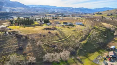 Situated inside Rock Island city limits, you’ll enjoy close proximity to schools, parks, and daily amenities—while still having nearly 3 acres to spread out. Plus, East Wenatchee is just a quick 15-minute drive, making commuting and major shopping simple and convenient.