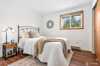 Upstairs 2nd bedrooom.