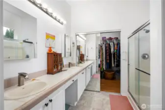 Primary en suite bath