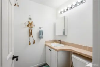 1/2 bath off of front hallway