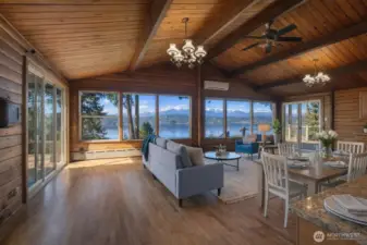 This wall of windows does exactly what it should... fills the space with light, frames the view beautifully, and makes it easy to let your cares melt away.