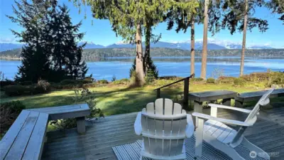 Western-facing, the deck stays shaded in the morning and then fills with beautiful afternoon sunshine... such a lovely setup for easing into the day and soaking up the light later on.