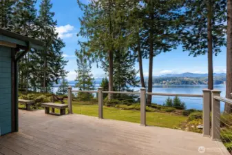 The low-maintenance cable railing was such a smart choice... it keeps the outlook open and unobstructed, with no glass to clean and nothing to distract from the beauty beyond.