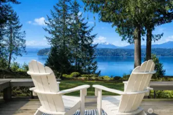 Whether it’s morning coffee, an evening glass of wine, or cocktails with friends, this is the kind of setting that makes you want to linger a little longer and soak it all in.