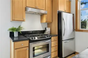 The efficient galley kitchen has a dual fuel gas range.