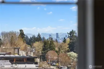 Peek-a-boo views of the Seattle skyline and Cascade Mountains!