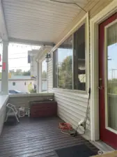 Covered porch/Front door