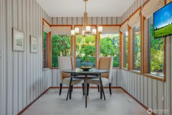 A true breakfast nook to sip your morning coffee or host your casual meals.