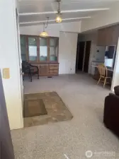 From the dining area you have easy access to the kitchen, the hall or the living room