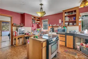 Large Eat-in Kitchen