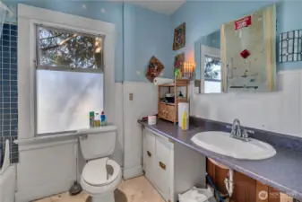 upstairs full bathroom