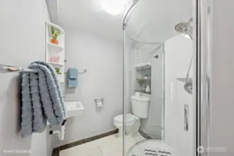 Casita 3/4 bathroom.