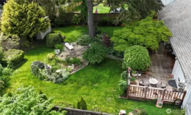 Look at this gorgeous, private back yard!!