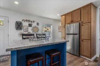 Kitchen w/ sit up island.