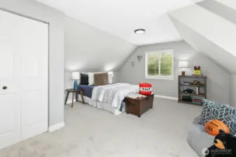 2nd upper Bedroom