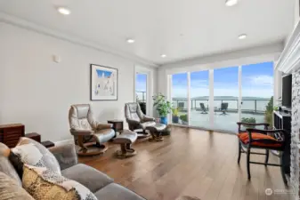 Light, bright living room with 9' ceilings