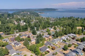 You are located close to Manchester waterfront parks, boat launch, pub, restaurant and more. Manchester Elementary Schools is just a short 3 blocks away. This is a great place to call home.