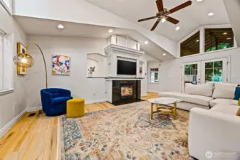 Wonderful ceiling height to bring the outside in