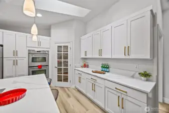 Double ovens, pantry and buffet area