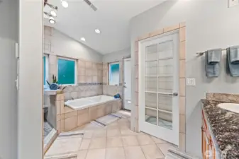 5 piece en-suite w/direct access to the hot tub