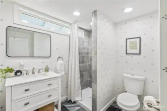 Main floor full bathroom