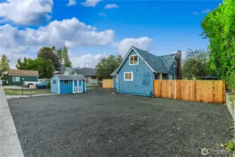 RV Parking, shed, fully fenced yard