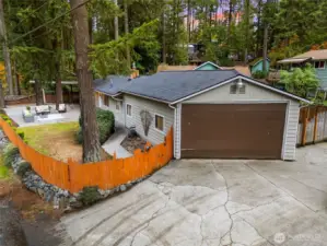 Driveway to Shop, room for 4+ more cars.