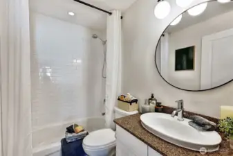 Ensuite full bathroom